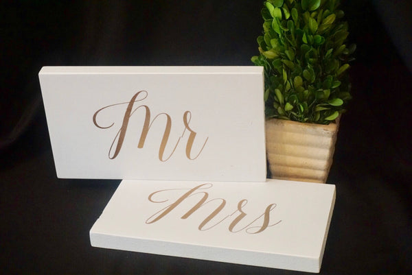 White Mr and Mrs wedding sign. Mr and Mrs table sign. Wedding prop. Wedding sign. Wood sign. Mr. and Mrs. wood sign. Elegant weding  decor.